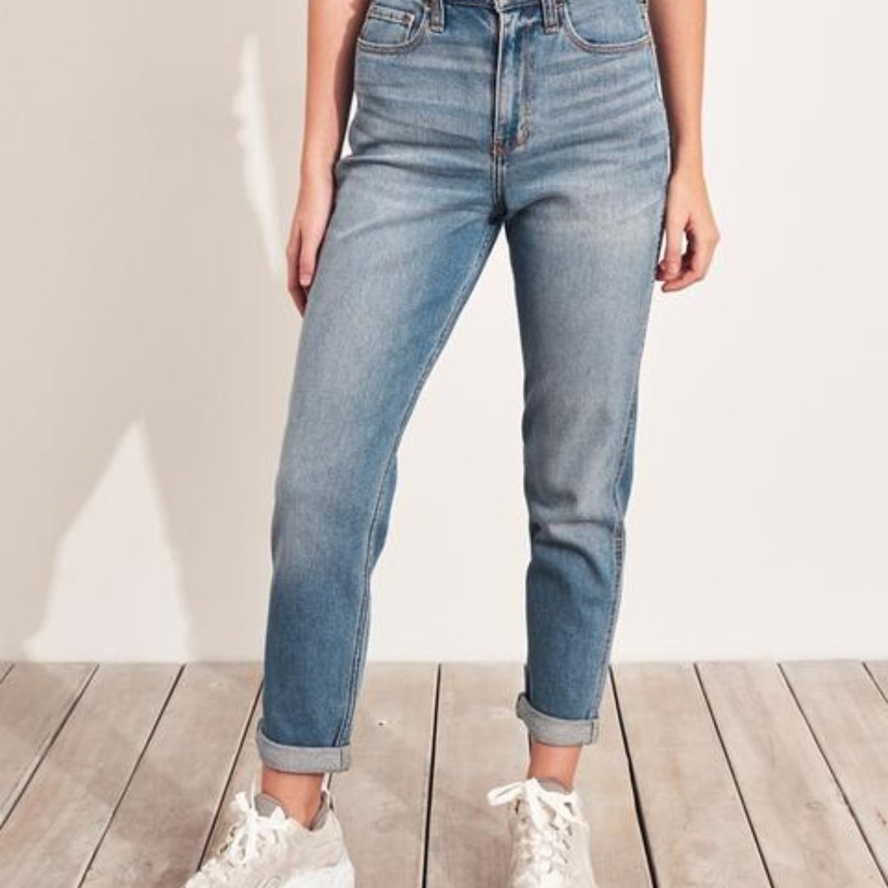 Hollister Ultra High Rise Mom Jean size 3R/26W
